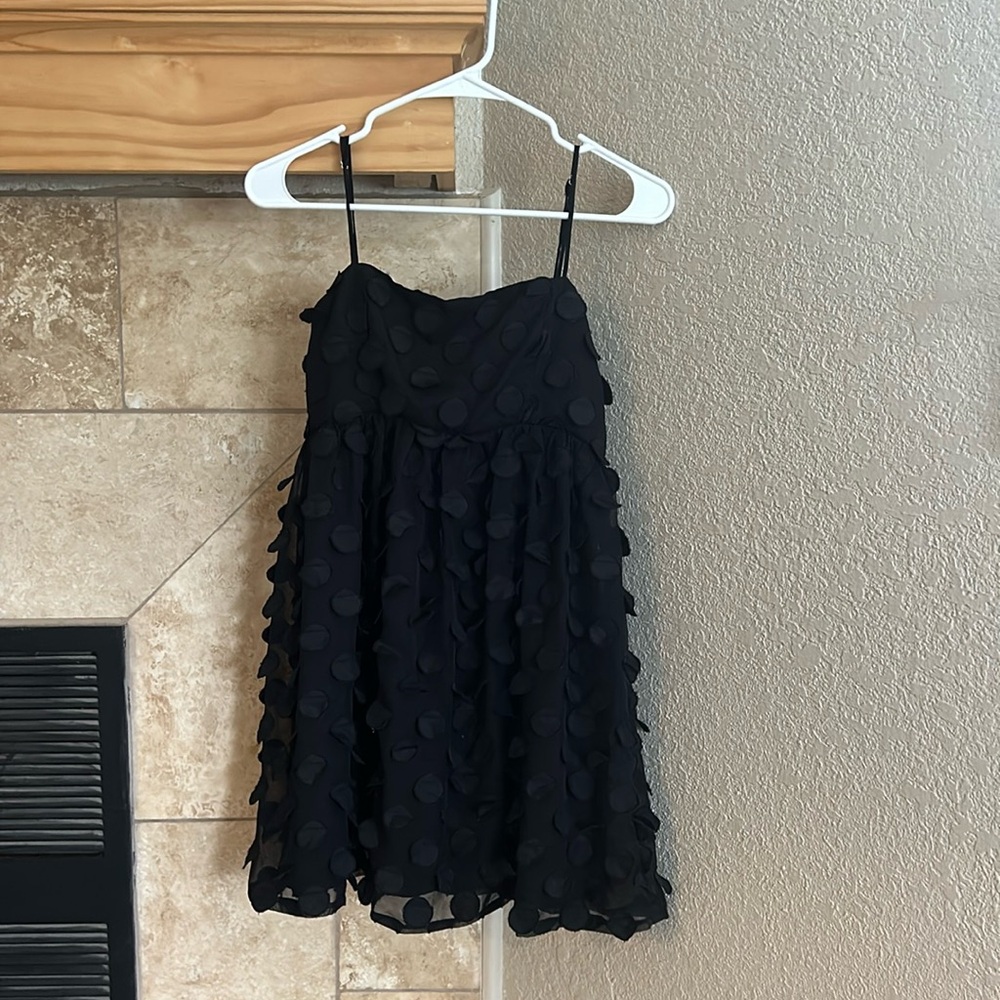 Cute black dress size 2!! Perfect for date night